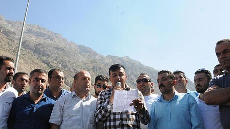 Hakkarililer ayağa kalktı: İlçe olursak Irak’a göç ederiz