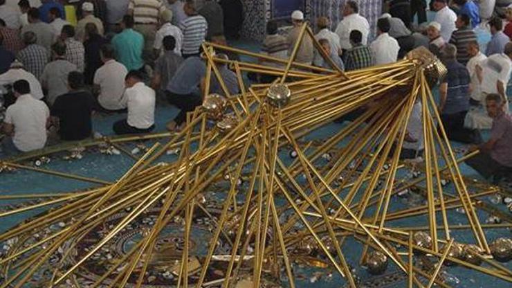 Cami cemaatinin üzerine avize düştü: 11 yaralı