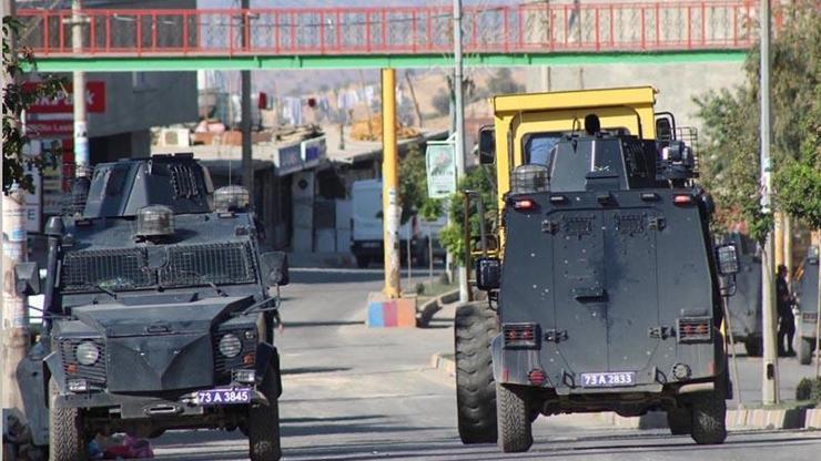Vanda devriye gezen zırhlı polis aracına bombalı saldırı