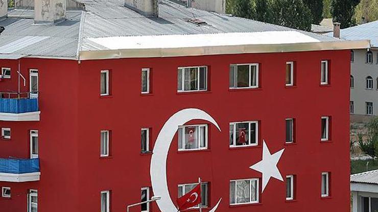 Emniyet amirliği binası Türk bayrağına boyandı
