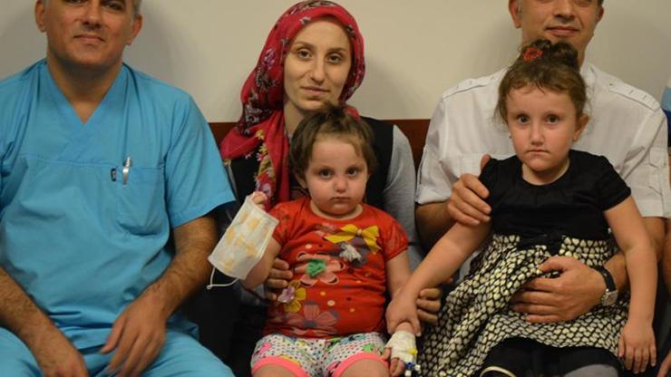 Anne ve baba, aynı hastalığı çeken kızlarına karaciğerlerini verdi