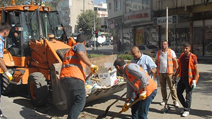 Kayyum atanan belediyede çöp krizini karayolları ekipleri çözdü
