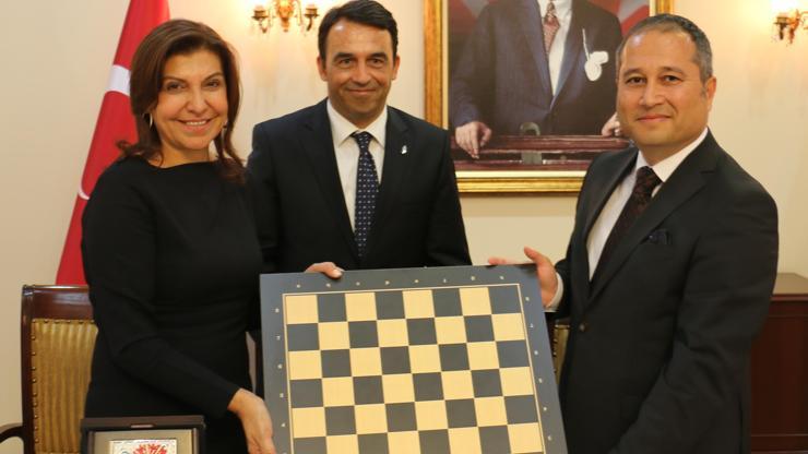 Cezaevlerindeki çocuklara satranç sınıfları