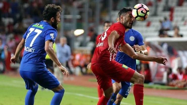 Dünyaca ünlü kulüp Antalyaspor - Rizespor maçında hangi futbolcuyu izledi