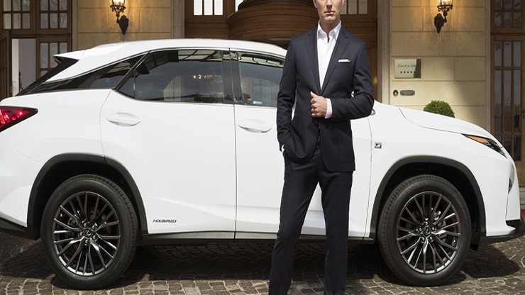 Jude Law ve Lexus performansı