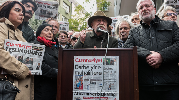 Sanatçılardan Cumhuriyet Gazetesine destek ziyareti