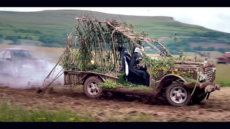 Ağaçtan Land Rover üretti