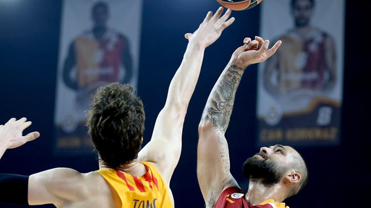 Galatasaray Odeabank Barcelonayı devirdi: 78-64