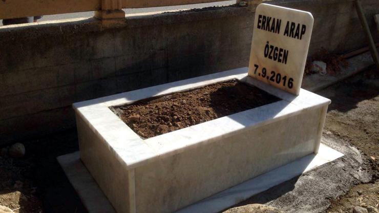 Kedisi için mezar taşı yazdırdı