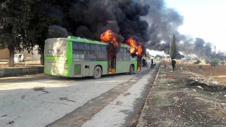 Halepte otobüsler ateşe verildi
