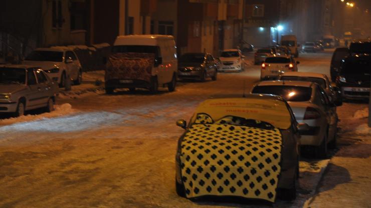 Araçlarını battaniyeye sarıp nöbet tutuyorlar