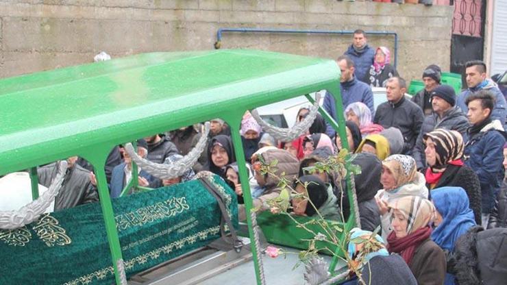 Cenazeye gelen katilin babasını kovdular
