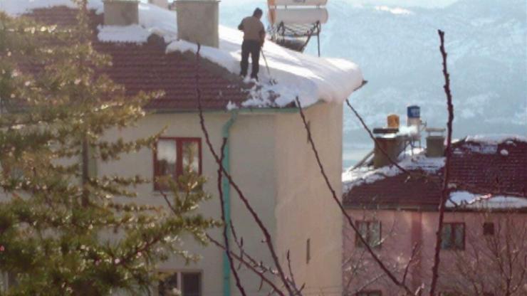 Çatıda korkutan kar temizliği
