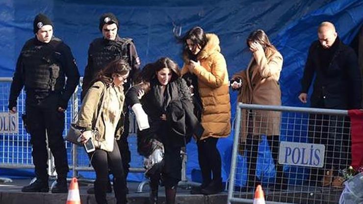 Saldırıdan kurtulanlar Reinaya eşyalarını almaya geldi