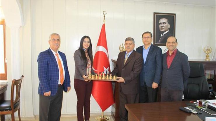 Cübbeli Ahmetin çıkışının ardından müftüye satranç takımı hediye ettiler