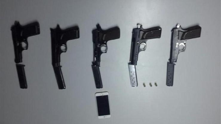 Biletsiz yolcunun valizinden 5 adet ruhsatsız tabanca çıktı