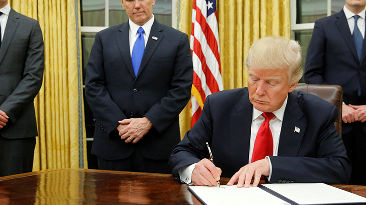 İlk imza Obamacarein iptali için