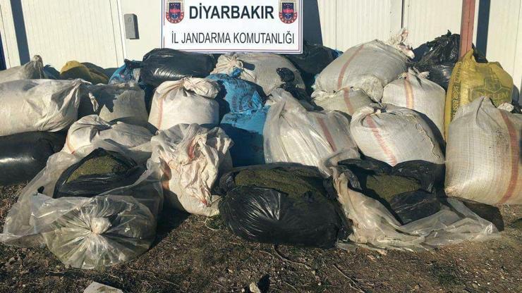 Araziye gizlenmiş 1 ton esrar ele geçirildi