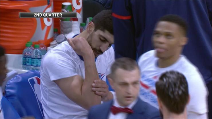 Enes Kanter sandalyeyi yumruklayıp kolunu kırdı