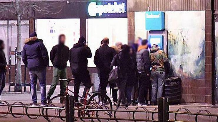 Bankamatikler para saçtı, halk akın etti