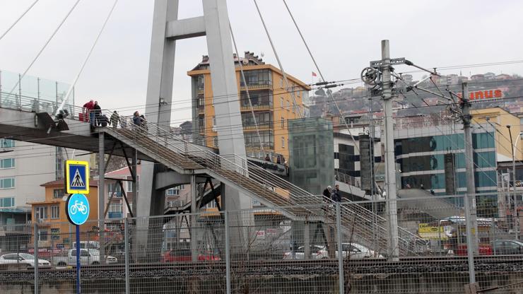 İntihar için köprüye çıkan şahsı vatandaşlar kurtardı