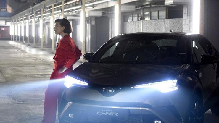 Toyota C-HR dururken bile hareket halinde