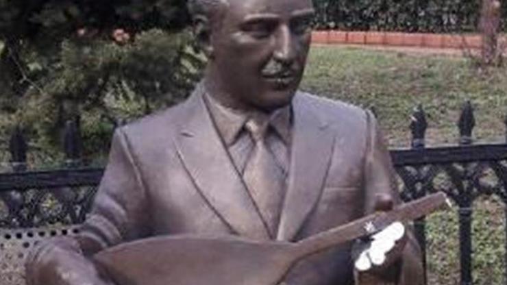 Halk ozanının heykelinin kolunu kırdılar