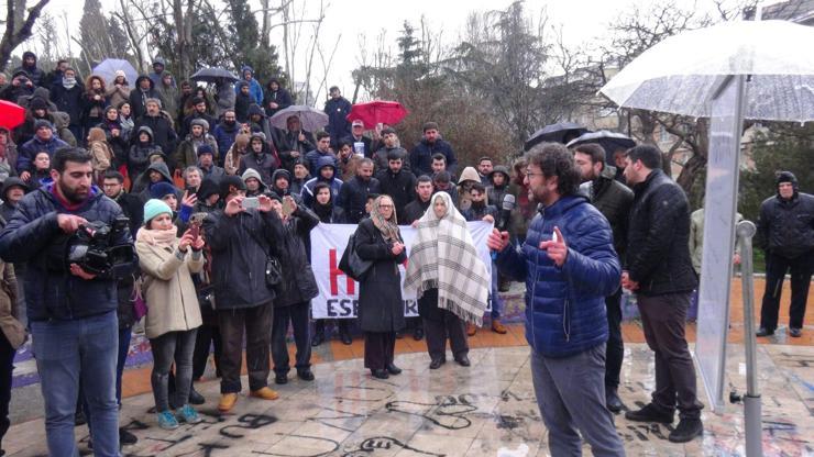 İhraç edilen Profesör kar yağışı altında ders anlattı
