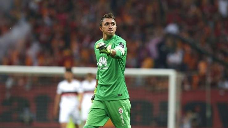 Muslera Sevgililer Günü reklamı ile ses getirdi: Kurtar bizi Muslera