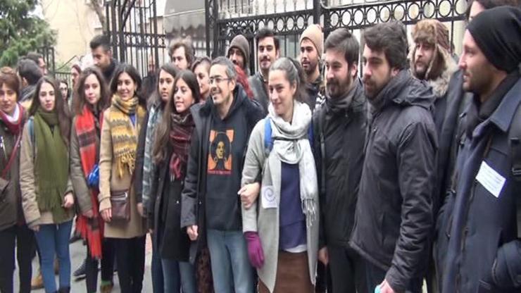İhraç edilen akademisyenleri öğrenciler ve meslektaşları uğurladı