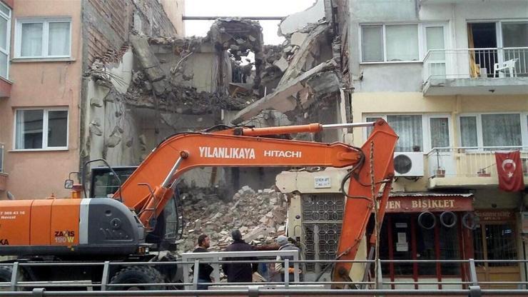 Yıkım sırasında yan dairenin duvarı delindi