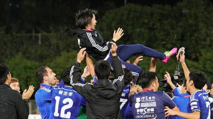 Erkek futbol takımının kadın teknik direktörü tarihe geçti