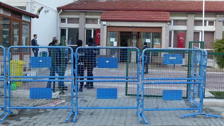 Darbecilerin yargılandığı binanın lağımı taştı