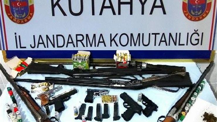 Uyuşturucu baskınından cephanelik çıktı