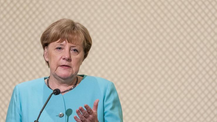 Merkelden Türkiye kararı: Referandumu bekleyelim