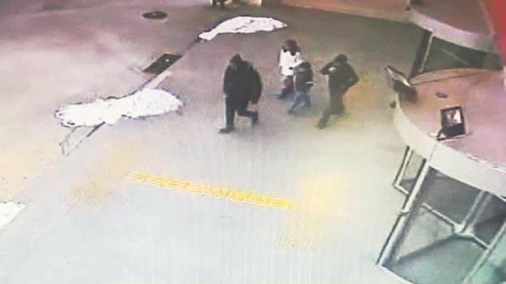 FETÖden aranan kadın çocuklarını gümrük kapısına bırakıp kaçtı