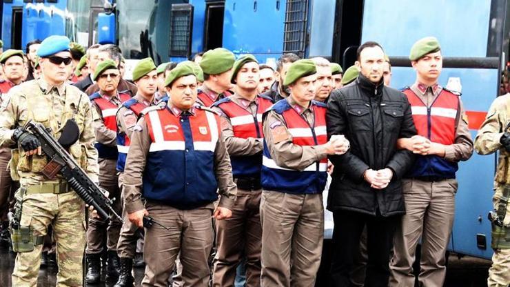 Mahkeme başkanından darbeci askerlere: Size kağıtları aranızda yazışın diye vermedik