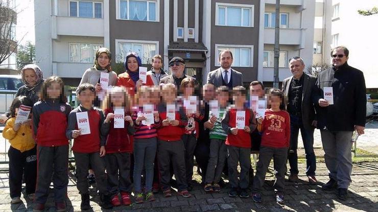 Çocuklarla Evet broşürlü fotoğraf tepki