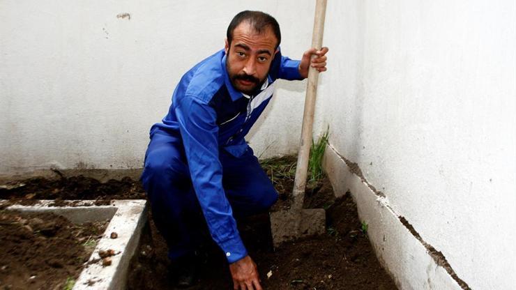 Bahçesine çiçek dikerken kemik parçaları buldu