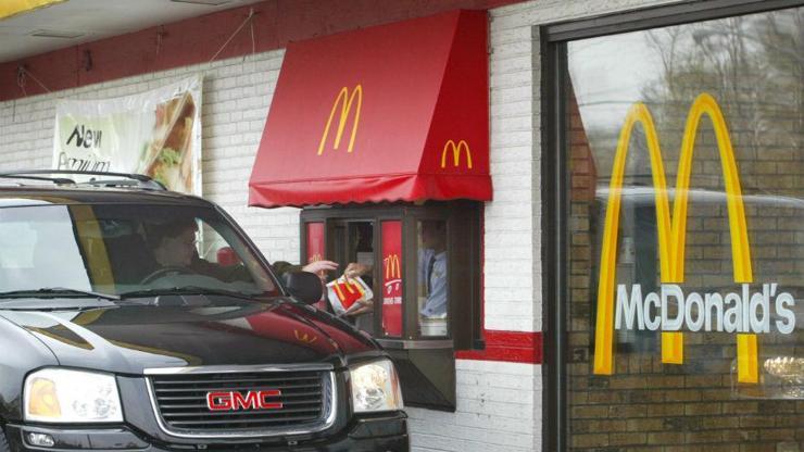 8 yaşındaki çocuk YouTubedan araba kullanmayı öğrenip McDonaldsa gitti