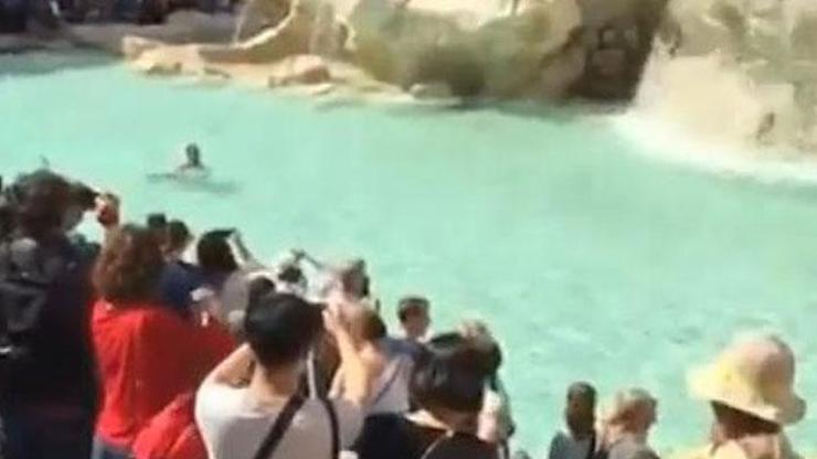 Ünlü Aşk Çeşmesinde çıplak yüzen adam gözaltına alındı