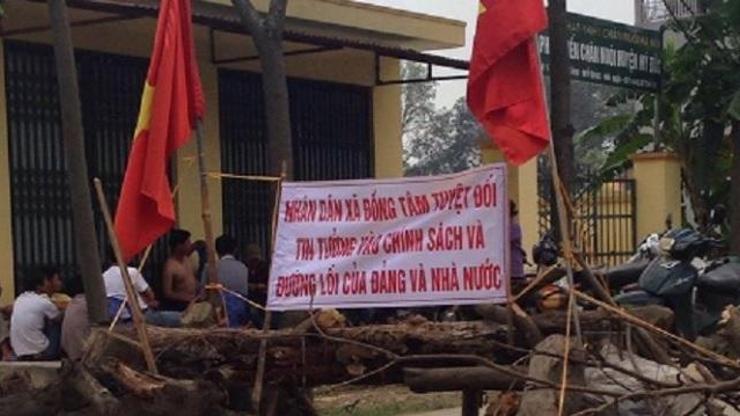 Vietnamda toprak protestosunda köylüler polisleri rehin aldı
