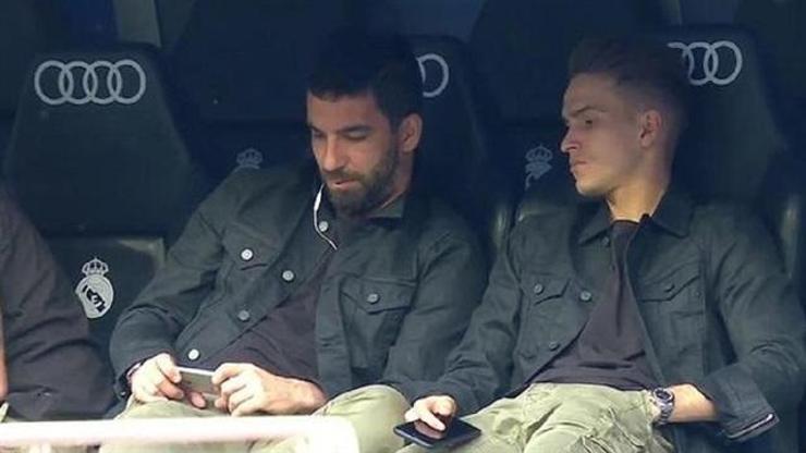Arda Turan derbiyi cep telefonundan izledi