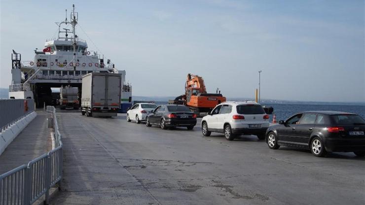 Lapseki’de feribot iskelesinde araç kuyruğu