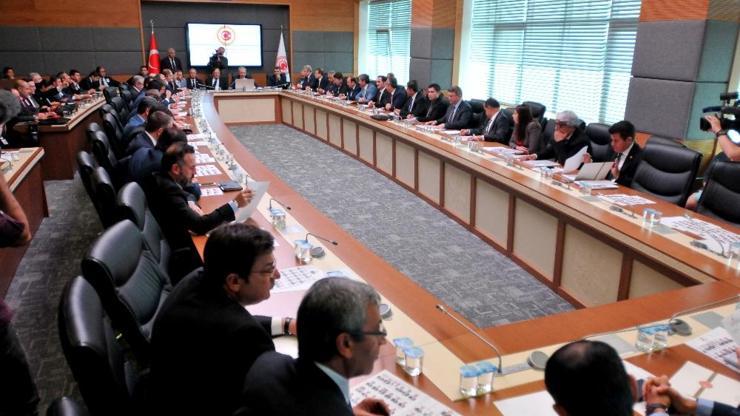 Son dakika: Mecliste gerginlik CHPli ve HDPli vekiller komisyonu terk etti