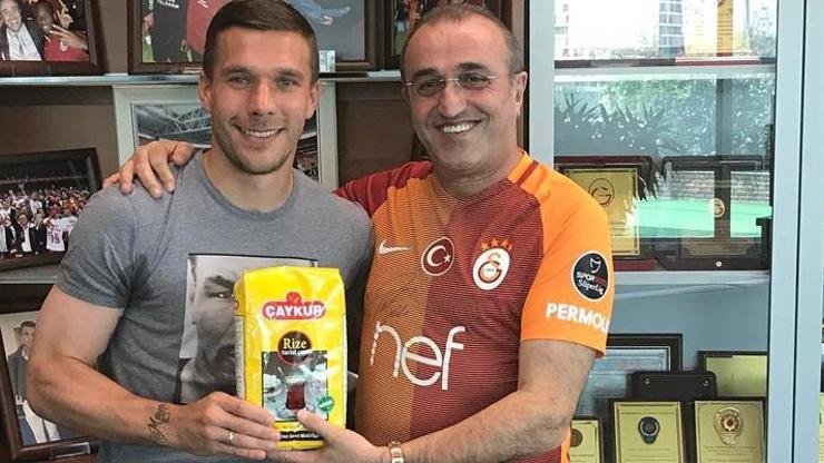 Podolski ve Albayrak birbirine hediye verdi