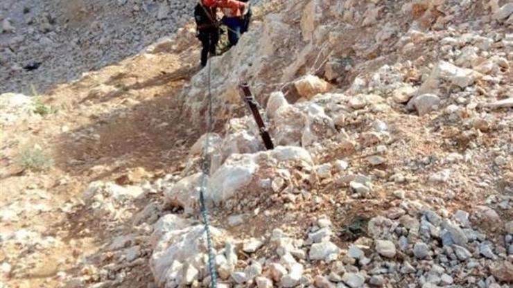 Kayalıklarda mahsur kalan çocuğu itfaiye kurtardı