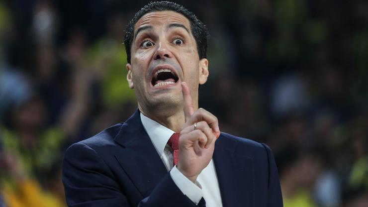 Olympiakos koçu yanlışlıkla Anadolu Efesi tebrik etti