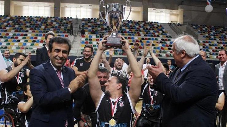Şampiyon olan Beşiktaş kupasını aldı