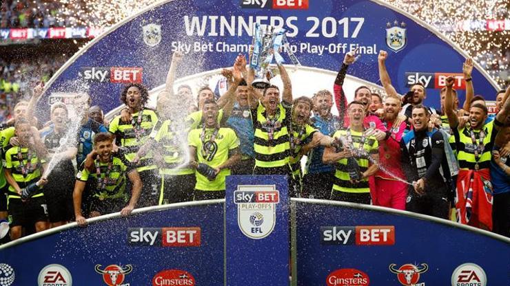 Premier Lige yükselen son takım Huddersfield Town